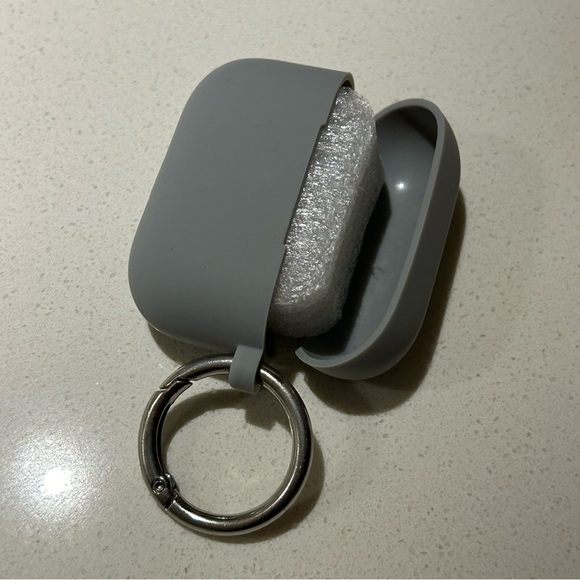 AirPod Pro Silicone Case with Keyring - Picture 4 of 8